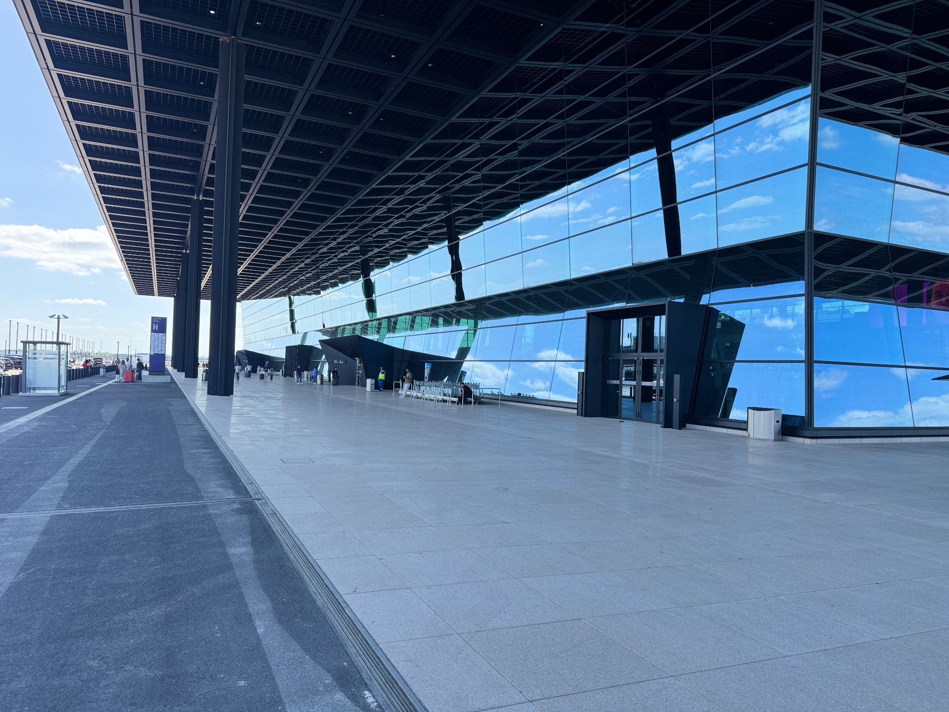 Vorfahrt und Check-in-Bereich H am Terminal 3 Flughafen Frankfurt mit Glasfassade und Photovoltaik-Dach